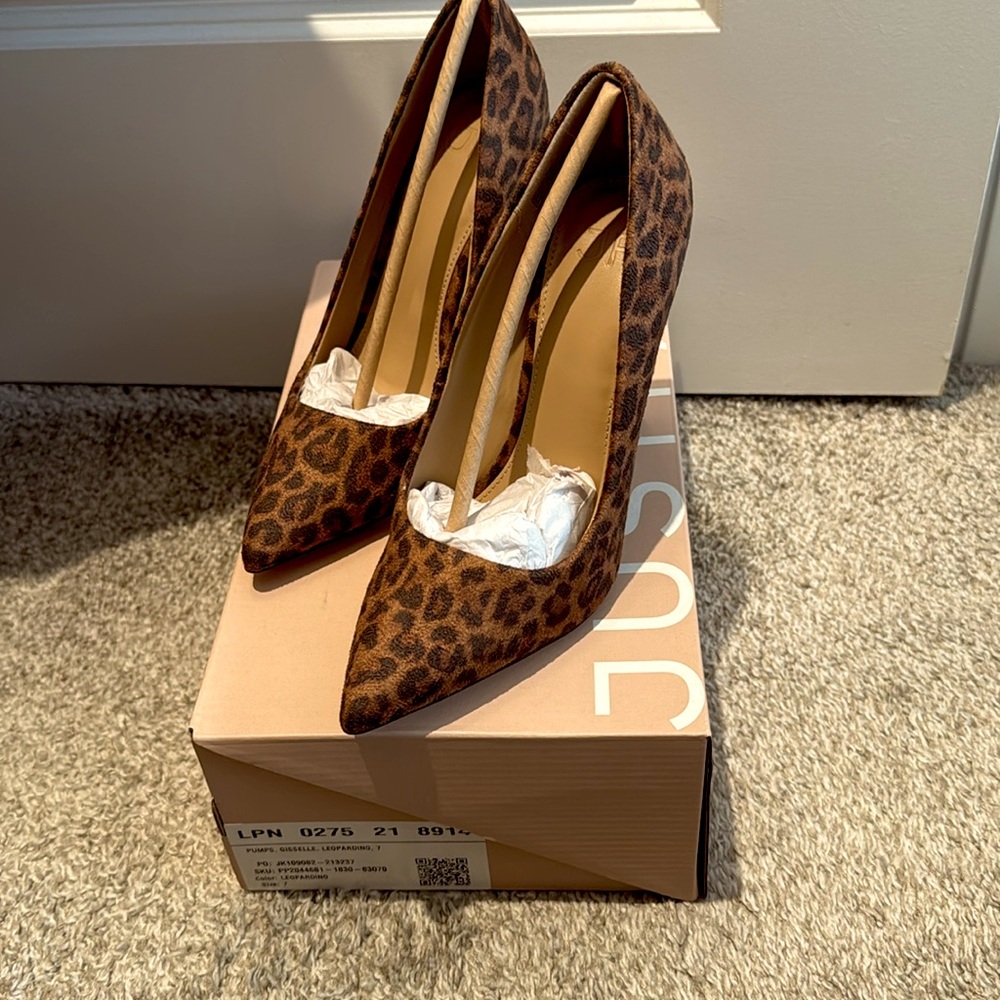 Leopard print pumps size 7